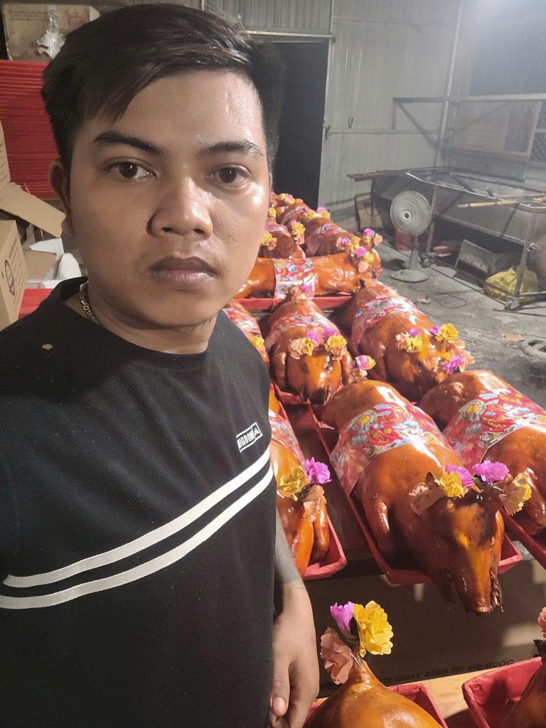 Hình ảnh tại lò heo quay Dĩ An Bình Dương